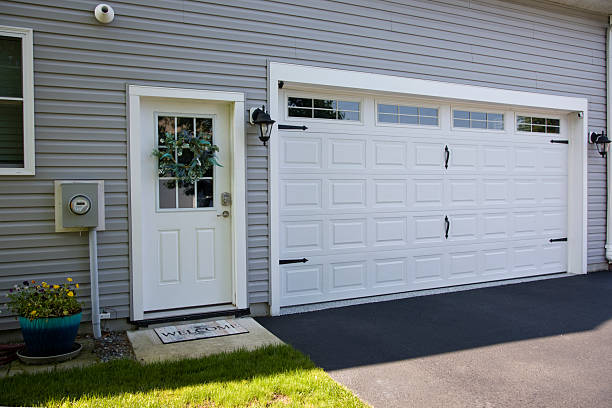 24/7 Emergency Garage Door Panel Replacement experts in Midway North, TX
